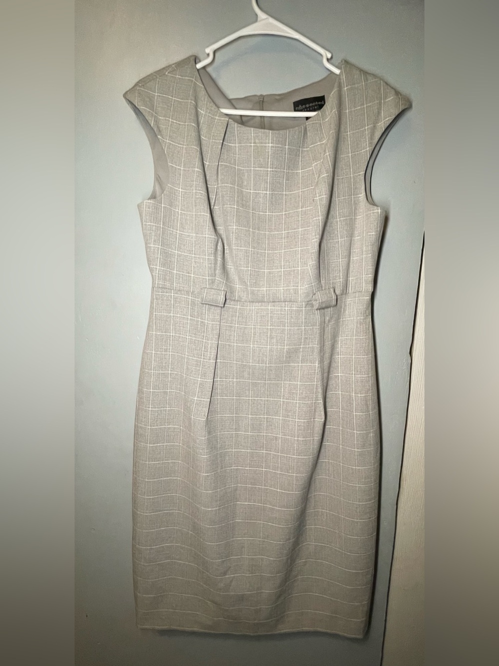 Sleeveless Taupe Windowpane Sheath Dress. Size 8 - #05